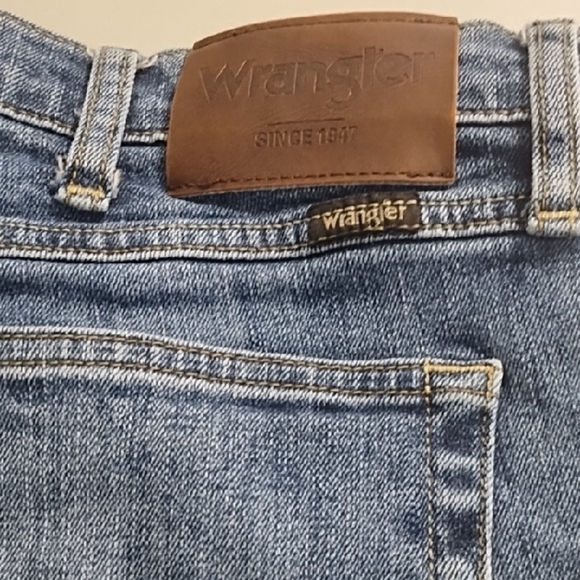 Wrangler Regular Fit Jeans with Classic Wash - Picture 9 of 9